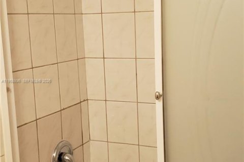 Condo in Hallandale Beach, Florida, 2 bedrooms  № 2017602 - photo 12