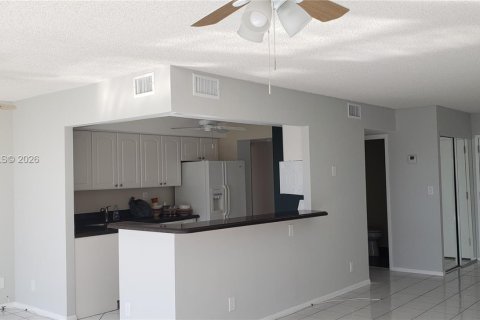 Condo in Hallandale Beach, Florida, 2 bedrooms  № 2017602 - photo 2