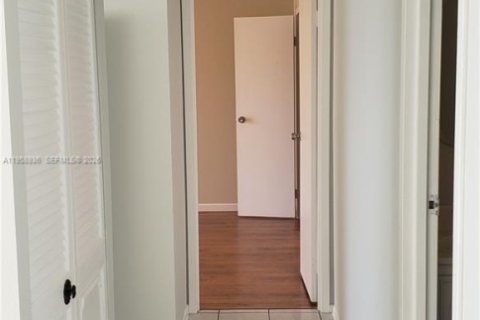 Condo in Hallandale Beach, Florida, 2 bedrooms  № 2017602 - photo 3