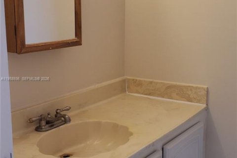 Condo in Hallandale Beach, Florida, 2 bedrooms  № 2017602 - photo 11