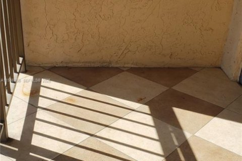 Condo in Hallandale Beach, Florida, 2 bedrooms  № 2017602 - photo 9