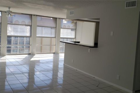 Кондоминиум с 2 спальнями в Халландейл-Бич, Флорида № 2017602