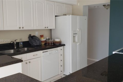 Condo in Hallandale Beach, Florida, 2 bedrooms  № 2017602 - photo 5