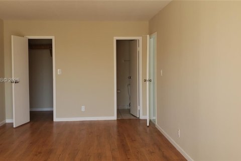 Condo in Hallandale Beach, Florida, 2 bedrooms  № 2017602 - photo 10