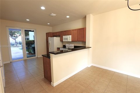 Touwnhouse à vendre à Miami, Floride: 3 chambres, 149.39 m2 № 2068103 - photo 4