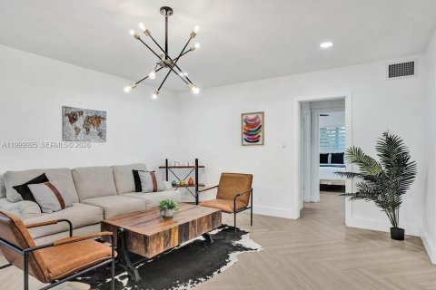 Villa ou maison à louer à Hollywood, Floride: 6 chambres, 257.99 m2 № 2346628 - photo 23