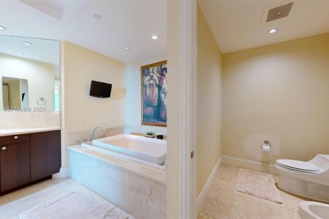 Condo in Bal Harbour, Florida, 3 bedrooms  № 2145934 - photo 15