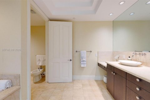 Condo in Bal Harbour, Florida, 3 bedrooms  № 2145934 - photo 13