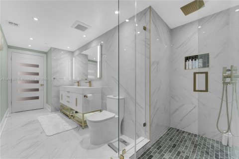 Condo in Miami, Florida, 2 bedrooms  № 1951692 - photo 25