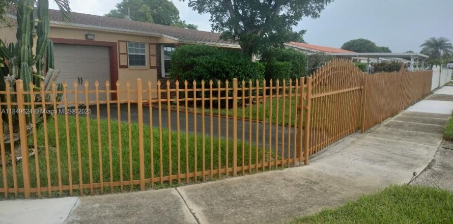 House in Miami Gardens, Florida 4 bedrooms, 111.39 sq.m. № 1855106