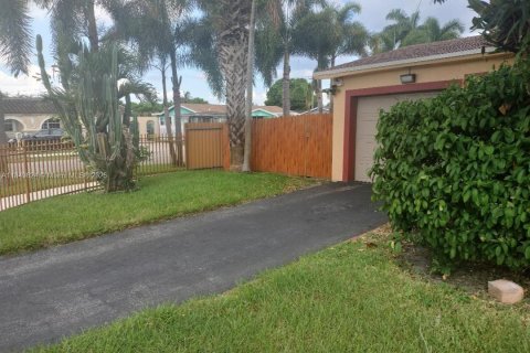 House in Miami Gardens, Florida 4 bedrooms, 111.39 sq.m. № 1855106 - photo 4