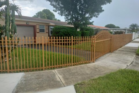 House in Miami Gardens, Florida 4 bedrooms, 111.39 sq.m. № 1855106 - photo 3