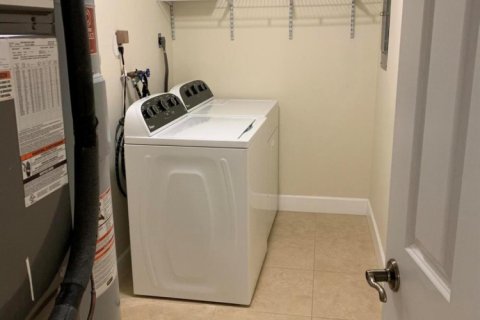 Propiedad comercial en alquiler en Boca Raton, Florida, 3 dormitorios, 130.81 m2 № 1188550 - foto 1