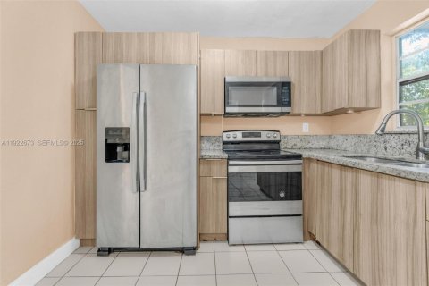 House in Miami, Florida 5 bedrooms, 174.66 sq.m. № 1976502 - photo 5