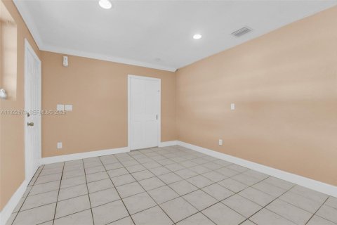 House in Miami, Florida 5 bedrooms, 174.66 sq.m. № 1976502 - photo 11