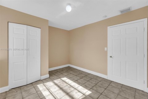 House in Miami, Florida 5 bedrooms, 174.66 sq.m. № 1976502 - photo 25