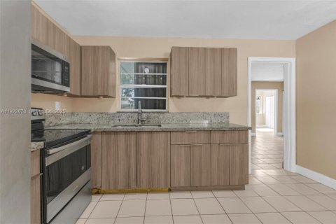 House in Miami, Florida 5 bedrooms, 174.66 sq.m. № 1976502 - photo 8