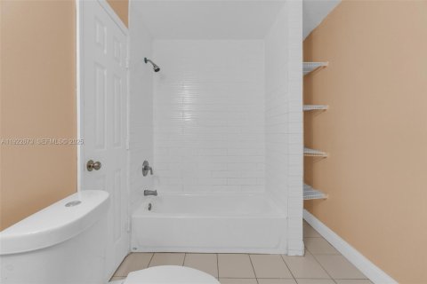 House in Miami, Florida 5 bedrooms, 174.66 sq.m. № 1976502 - photo 15