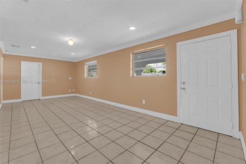 House in Miami, Florida 5 bedrooms, 174.66 sq.m. № 1976502 - photo 21