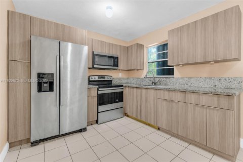 House in Miami, Florida 5 bedrooms, 174.66 sq.m. № 1976502 - photo 4