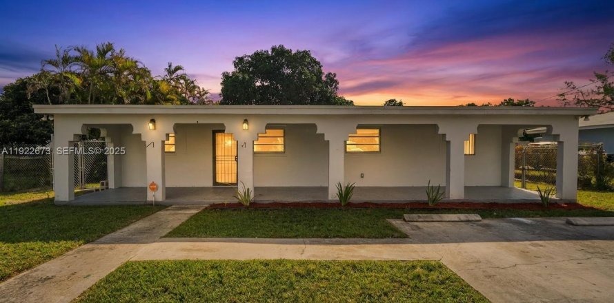 House in Miami, Florida 5 bedrooms, 174.66 sq.m. № 1976502