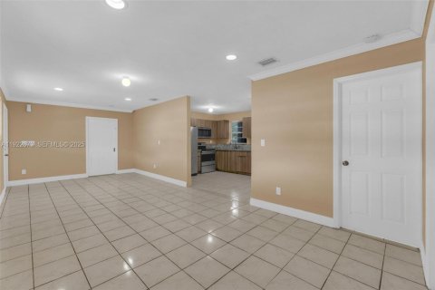 House in Miami, Florida 5 bedrooms, 174.66 sq.m. № 1976502 - photo 9