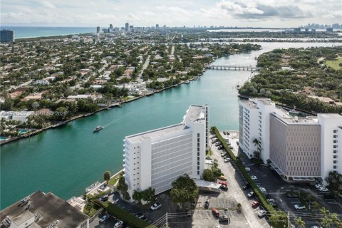 Condo in Bay Harbor Islands, Florida, 2 bedrooms № 1995684 - photo 21