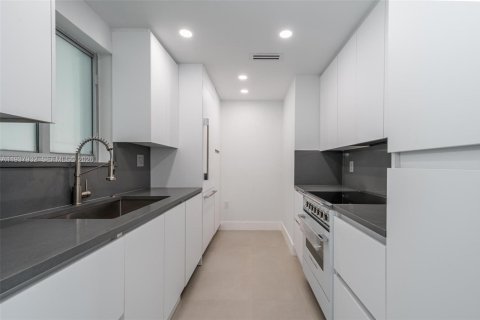 Condo in Bay Harbor Islands, Florida, 2 bedrooms № 1995684 - photo 7