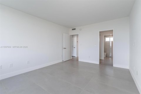 Condo in Bay Harbor Islands, Florida, 2 bedrooms № 1995684 - photo 15