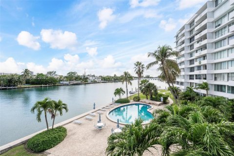 Condo in Bay Harbor Islands, Florida, 2 bedrooms № 1995684 - photo 23
