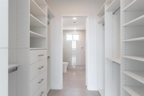 Condo in Bay Harbor Islands, Florida, 2 bedrooms № 1995684 - photo 17