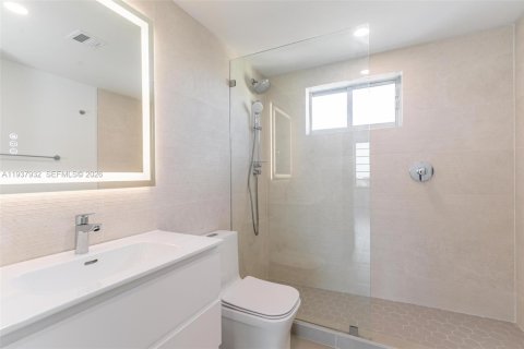 Condo in Bay Harbor Islands, Florida, 2 bedrooms № 1995684 - photo 19