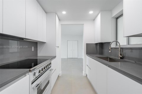 Condo in Bay Harbor Islands, Florida, 2 bedrooms № 1995684 - photo 8