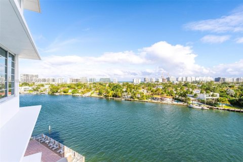 Condo in Bay Harbor Islands, Florida, 2 bedrooms № 1995684 - photo 20