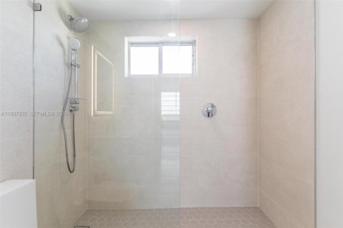 Condo in Bay Harbor Islands, Florida, 2 bedrooms № 1995684 - photo 18