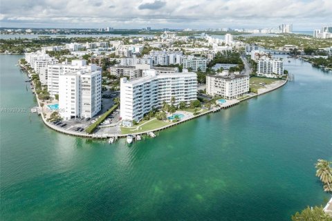 Condo in Bay Harbor Islands, Florida, 2 bedrooms № 1995684 - photo 24