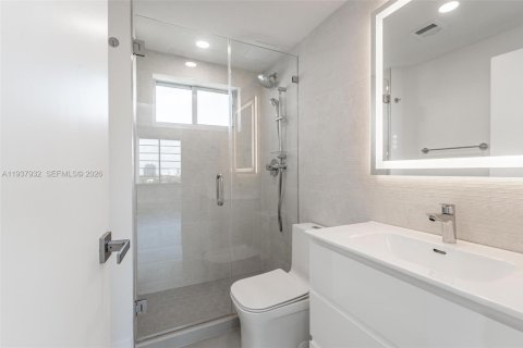 Condo in Bay Harbor Islands, Florida, 2 bedrooms № 1995684 - photo 12