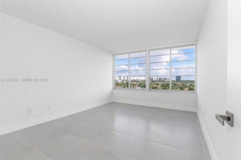 Condo in Bay Harbor Islands, Florida, 2 bedrooms № 1995684 - photo 9