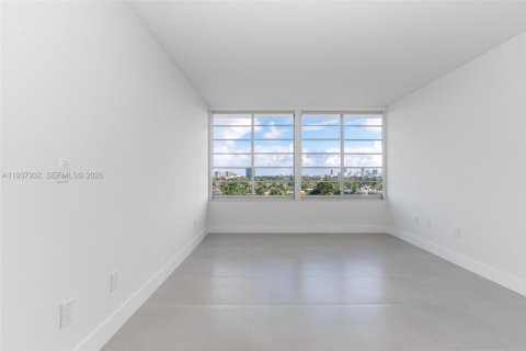 Condo in Bay Harbor Islands, Florida, 2 bedrooms № 1995684 - photo 14