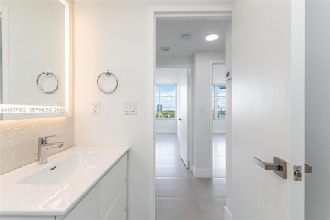 Condo in Bay Harbor Islands, Florida, 2 bedrooms № 1995684 - photo 11