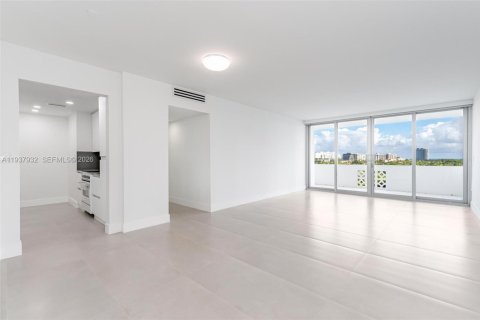 Condo in Bay Harbor Islands, Florida, 2 bedrooms № 1995684 - photo 4