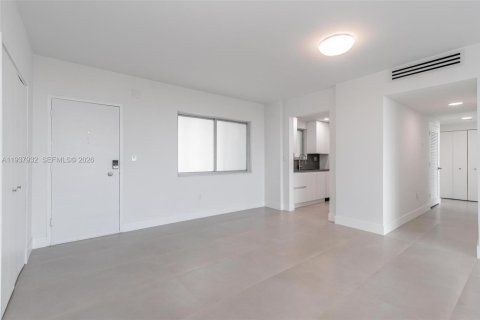 Condo in Bay Harbor Islands, Florida, 2 bedrooms № 1995684 - photo 6