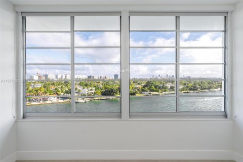 Condo in Bay Harbor Islands, Florida, 2 bedrooms № 1995684 - photo 10