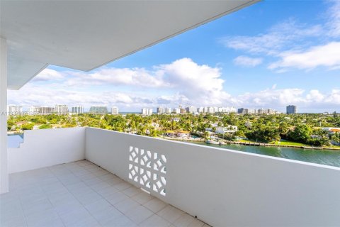 Condo in Bay Harbor Islands, Florida, 2 bedrooms № 1995684 - photo 2