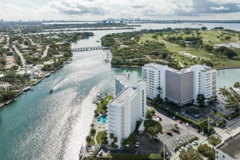 Condo in Bay Harbor Islands, Florida, 2 bedrooms № 1995684 - photo 22