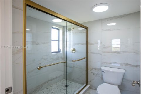 Condo in Pompano Beach, Florida, 2 bedrooms  № 1995140 - photo 11