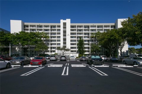 Condo in Pompano Beach, Florida, 2 bedrooms  № 1995140 - photo 18