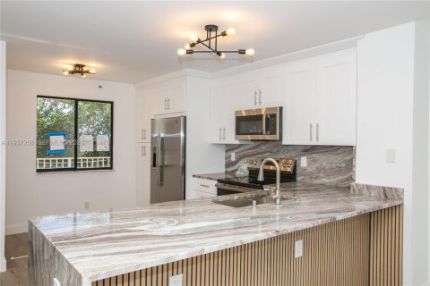 Condo in Pompano Beach, Florida, 2 bedrooms  № 1995140 - photo 5