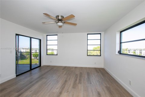 Condo in Pompano Beach, Florida, 2 bedrooms  № 1995140 - photo 9