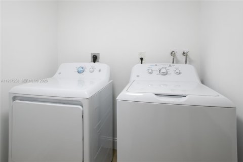 Condo in Pompano Beach, Florida, 2 bedrooms  № 1995140 - photo 15